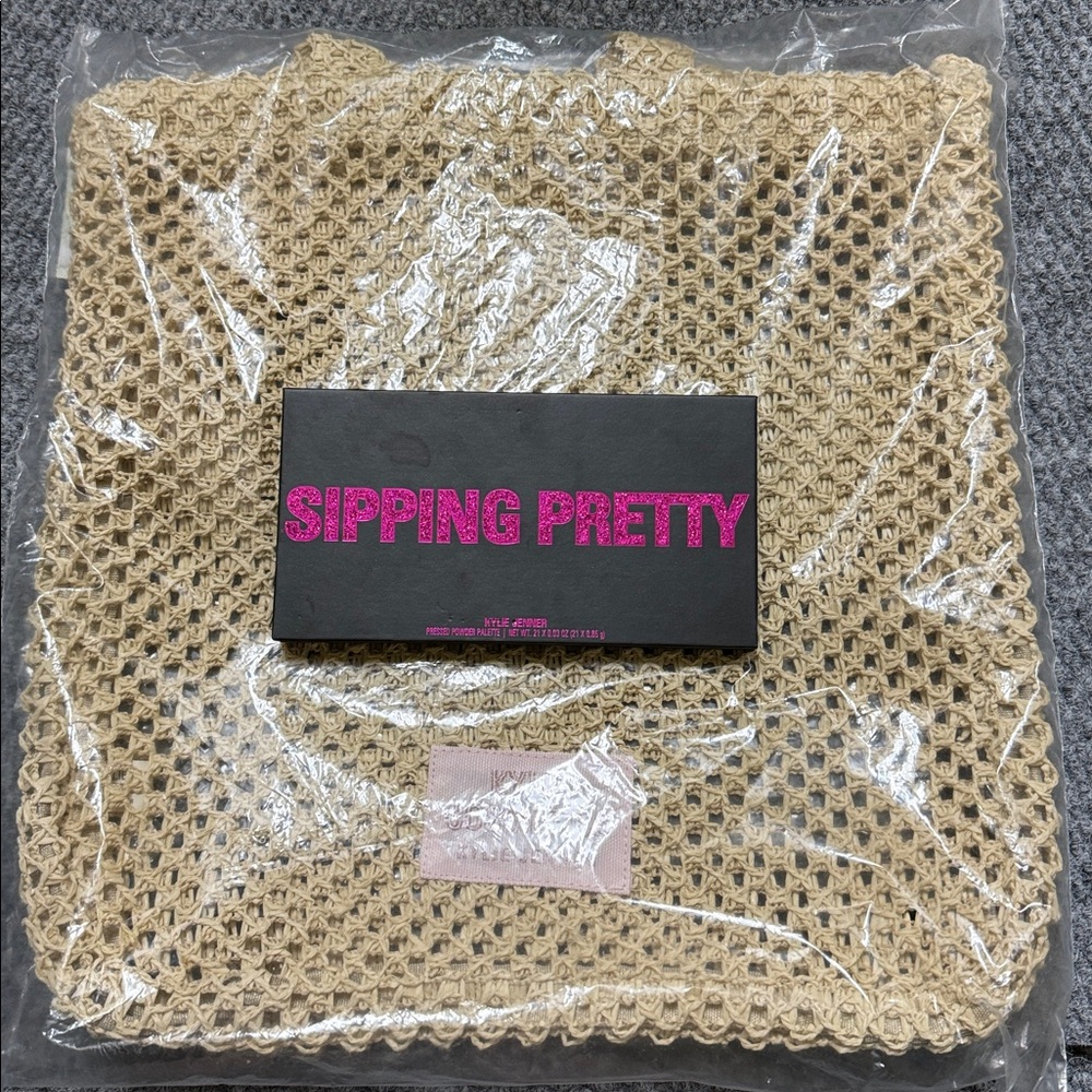 👁️ king Kylie cosmetics sipping pretty eye shadow palette 🎨GWP beach/resort bag